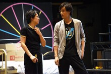 新作ミュージカル「怪人と探偵」稽古場より、待機中の中川晃教（左）、加藤和樹（右）。