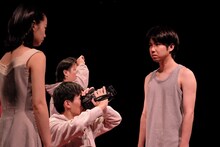 「少女都市 第8回公演 / 東京駆ける三公演 第三弾『光の祭典』」より。（撮影：佐々木啓太）