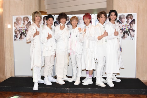 左から森田美勇人、諸星翔希、真田佑馬、安井謙太郎、阿部顕嵐、萩谷慧悟、長妻怜央。