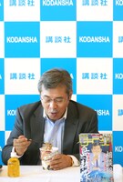 「島耕作も愛した幻の立ちそば 虎ノ門 港屋 辛香るラー油の鶏そば」を食す弘兼憲史。