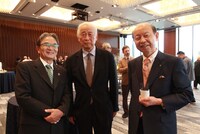 左から文化庁の宮田亮平長官、鈴木忠志、富山県の石井隆一知事。