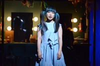 PARCOプロデュース2019「プレイハウス」ゲネプロより。ヤママチミキ演じるヤママチミキ。