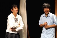 三重県高校演劇部選抜ver.「いつだって窓際であたしたち」より。左から朝役の石川百華、シューマイ役の川瀬琉斗。（撮影：西岡真一）