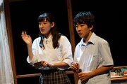 三重県高校演劇部選抜ver.「いつだって窓際であたしたち」より。左から、白子役の谷川蒼、シューマイ役の川瀬琉斗。（撮影：西岡真一）