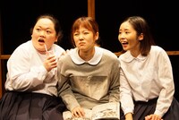 ロロver.「いちごオレ飲みながらアイツのうわさ話した」より。（撮影：西岡真一）