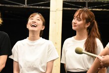 「A New Musical『FACTORY GIRLS～私が描く物語～』」囲み取材より、左から実咲凜音、石田ニコル。