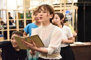 「A New Musical『FACTORY GIRLS~私が描く物語~』」稽古場より。