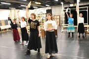 「A New Musical『FACTORY GIRLS~私が描く物語~』」稽古場より。