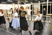 「A New Musical『FACTORY GIRLS~私が描く物語~』」稽古場より。