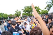 Non Stop Rabbit「久しぶりに路上ライブみたいなことやりたくなったんで、代々木公園おさえました！ワンマン」の様子。（写真：菊島明梨）