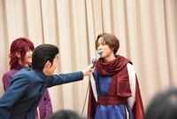 荒木宏文（右）にマイクを向ける崎山つばさ（左）。