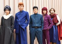 左から飛影役の橋本祥平、桑原和真役の郷本直也、浦飯幽助役の崎山つばさ、蔵馬役の鈴木拡樹、コエンマ役の荒木宏文。