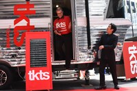 TKTSの店舗から登場したマイケル（中央）に驚く成河（右）。