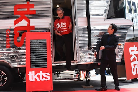 TKTSの店舗から登場したマイケル（中央）に驚く成河（右）。