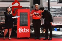 TKTSオープン記念セレモニーで行われた、チケット購入デモンストレーションの様子。