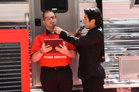 TKTSオープン記念セレモニーで行われた、チケット購入デモンストレーションの様子。