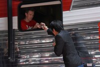 TKTSオープン記念セレモニーで行われた、チケット購入デモンストレーションの様子。