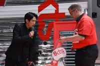 TKTSオープン記念セレモニーで行われた、チケット購入デモンストレーションの様子。