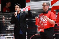 TKTSオープン記念セレモニーで行われた、チケット購入デモンストレーションの様子。