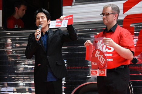 TKTSオープン記念セレモニーで行われた、チケット購入デモンストレーションの様子。