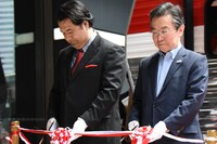 TKTSオープン記念セレモニーで行われた、テープカットの様子。