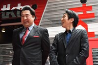 左から小手伸也、成河。