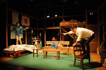 シアターZOO提携公演・胆振東部地震復興支援公演 道産子男闘呼倶楽部「雪虫」より。（撮影：高橋克己）