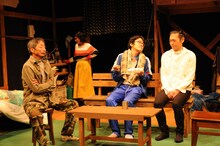 シアターZOO提携公演・胆振東部地震復興支援公演 道産子男闘呼倶楽部「雪虫」より。（撮影：高橋克己）