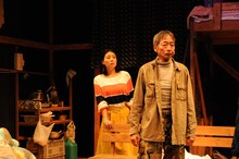 シアターZOO提携公演・胆振東部地震復興支援公演 道産子男闘呼倶楽部「雪虫」より。（撮影：高橋克己）