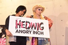 左からアヴちゃん（女王蜂）、浦井健治。