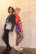 左からアヴちゃん（女王蜂）、浦井健治。