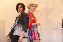 左からアヴちゃん（女王蜂）、浦井健治。