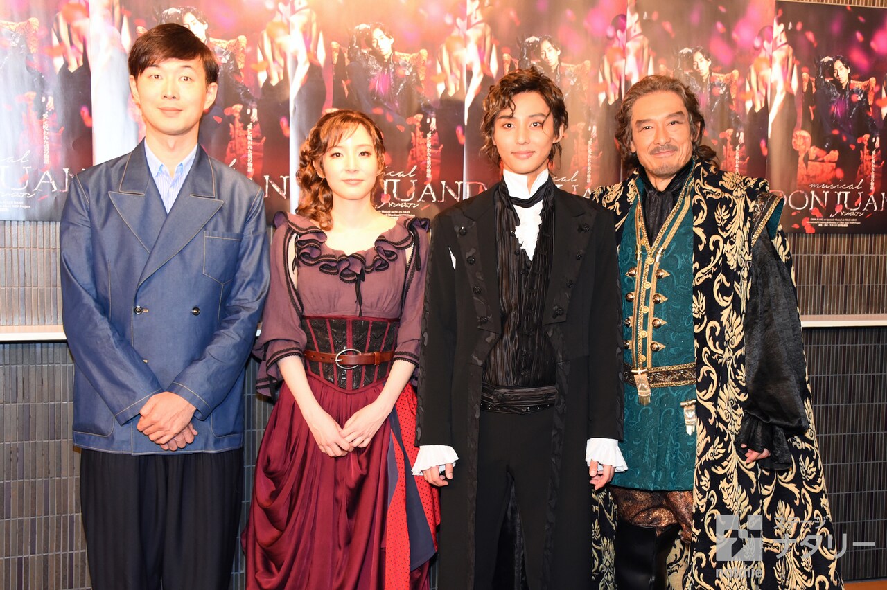ミュージカル「ドン・ジュアン」囲み取材より。左から生田大和（宝塚歌劇団）、蓮佛美沙子、藤ヶ谷太輔、鶴見辰吾。