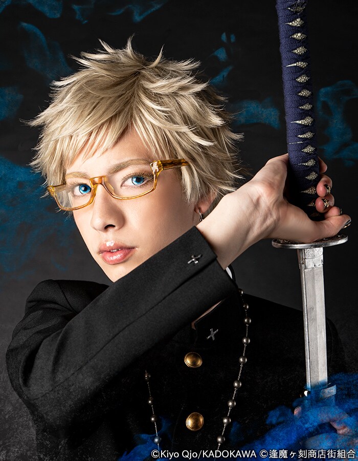 與座亘扮する志萬安吾。