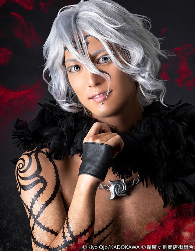 富永勇也扮する黒薔薇朧児。