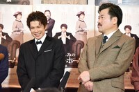 左から柿澤勇人、佐藤二朗。