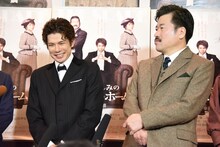 左から柿澤勇人、佐藤二朗。