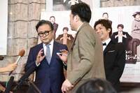 三谷幸喜（左）に「おい、幸喜！」と詰め寄る佐藤二朗（中央）。右は柿澤勇人。