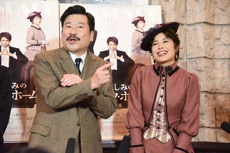 「てへぺろ」を披露する広瀬アリス(右)。左は佐藤二朗。
