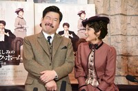 「てへぺろ」を披露する佐藤二朗（左）。右は広瀬アリス。