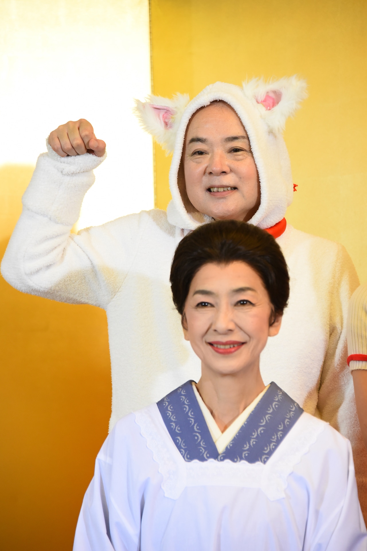 高橋恵子（前列）と酒井敏也（後列）。