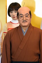 松平健（前列）と秋元真夏（後列）。