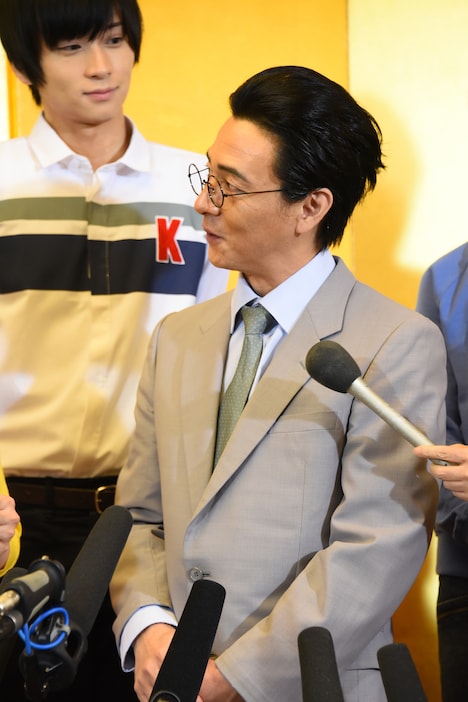 葛山信吾（前列）と荒牧慶彦（後列）。