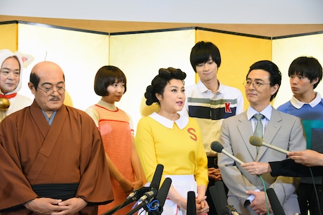 囲み取材の様子。