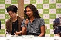 ヴェヌーリ・ペレラ（中央）