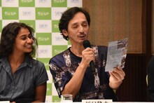 川口隆夫（中央）