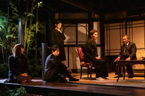 鵺的 第12回公演「悪魔を汚せ【再演】」より。(撮影:石澤知絵子)