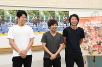 左から鈴木亮平、蓬莱竜太、藤原竜也。