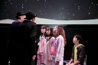 StarMachineProject scene2「はじまりの かんじょう そうこう」より。（撮影：河西沙織 / 劇団壱劇屋）