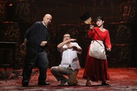 「アジアの女」より、左から山内圭哉、吉田鋼太郎、石原さとみ。（提供：ホリプロ）